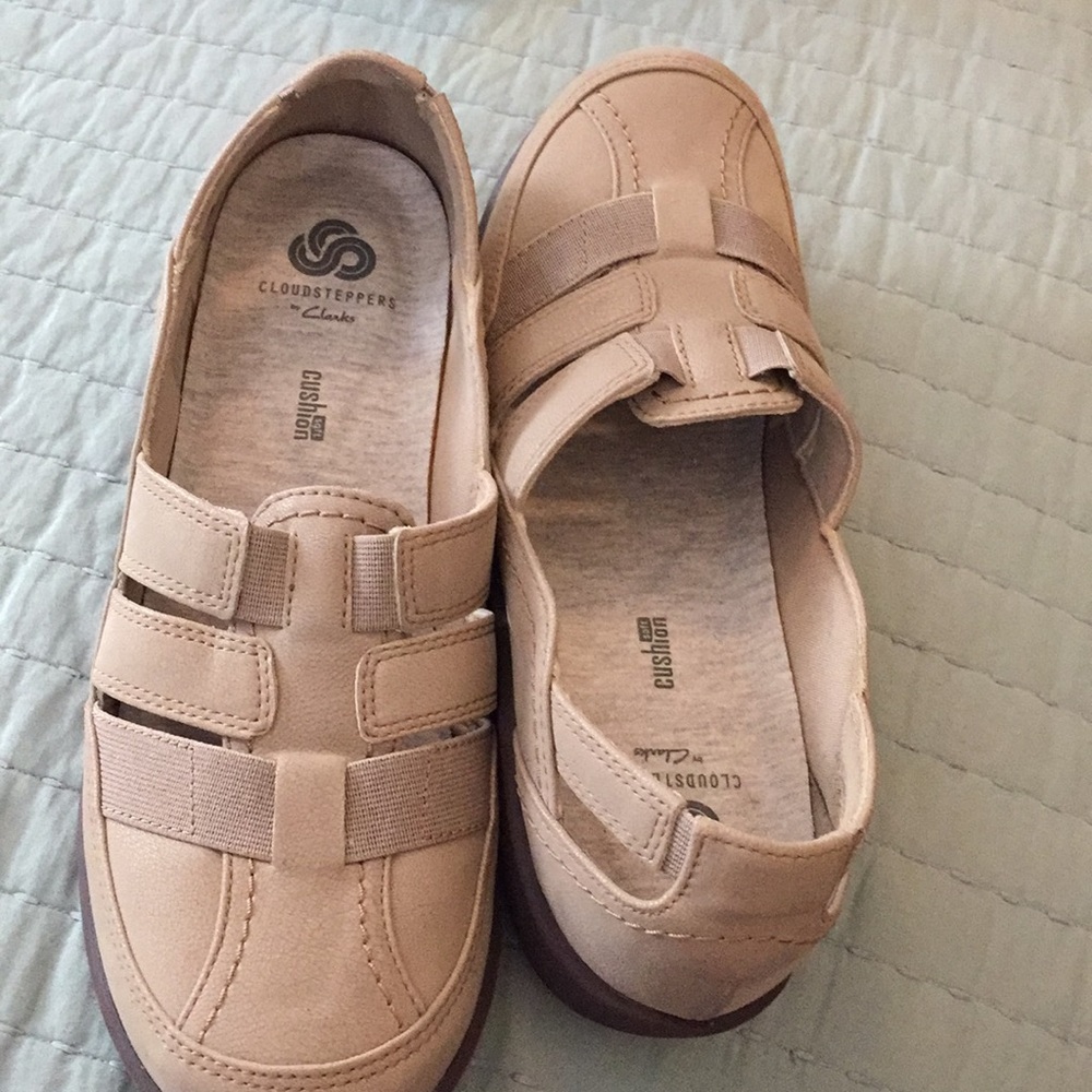 Clark cloudstepper tan suede flats